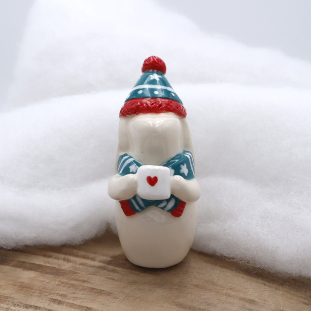 Lapin en céramique avec son écharpe et son bonnet - Victoria Céramique