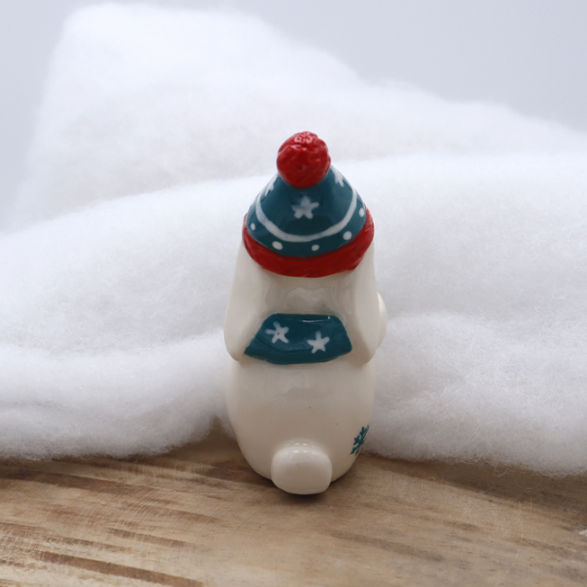 Lapin en céramique avec son écharpe et son bonnet - Victoria Céramique