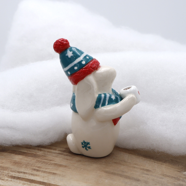 Lapin en céramique avec son écharpe et son bonnet - Victoria Céramique