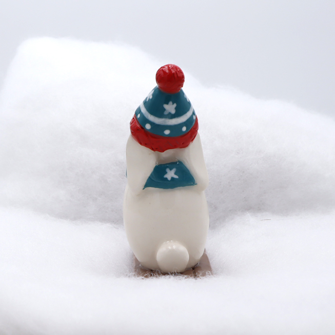 Lapin en céramique avec son écharpe et son bonnet - Victoria Céramique