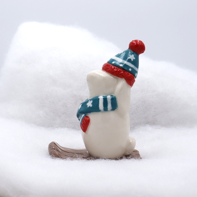 Lapin en céramique avec son écharpe et son bonnet - Victoria Céramique