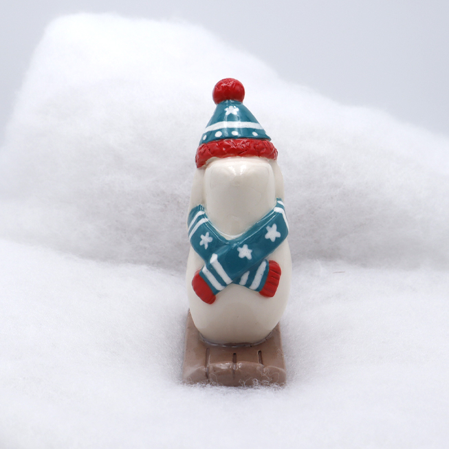 Lapin en céramique avec son écharpe et son bonnet - Victoria Céramique