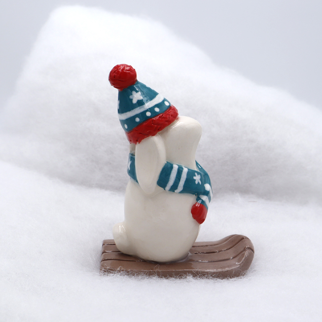 Lapin en céramique avec son écharpe et son bonnet - Victoria Céramique