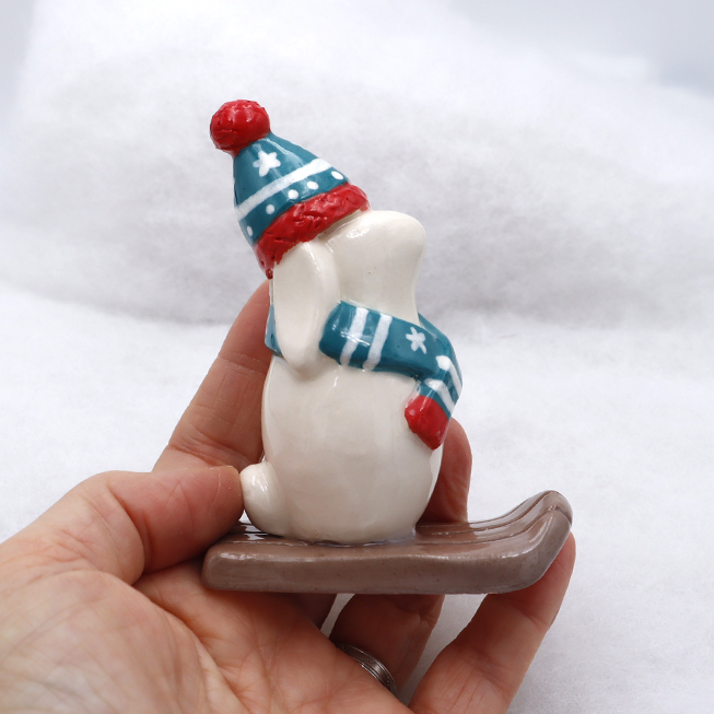 Lapin en céramique avec son écharpe et son bonnet - Victoria Céramique