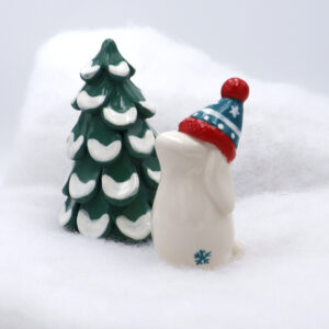 Lapin et sapin d'hiver en céramique - Victoria Céramique
