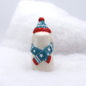 Lapin en céramique avec son écharpe et son bonnet - Victoria Céramique