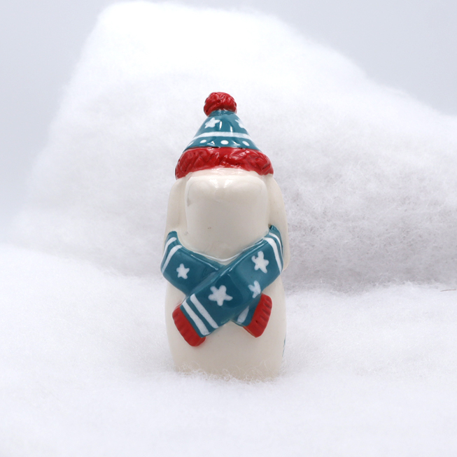 Lapin en céramique avec son écharpe et son bonnet - Victoria Céramique