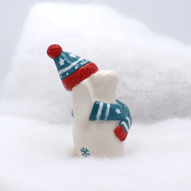 Lapin en céramique avec son écharpe et son bonnet - Victoria Céramique