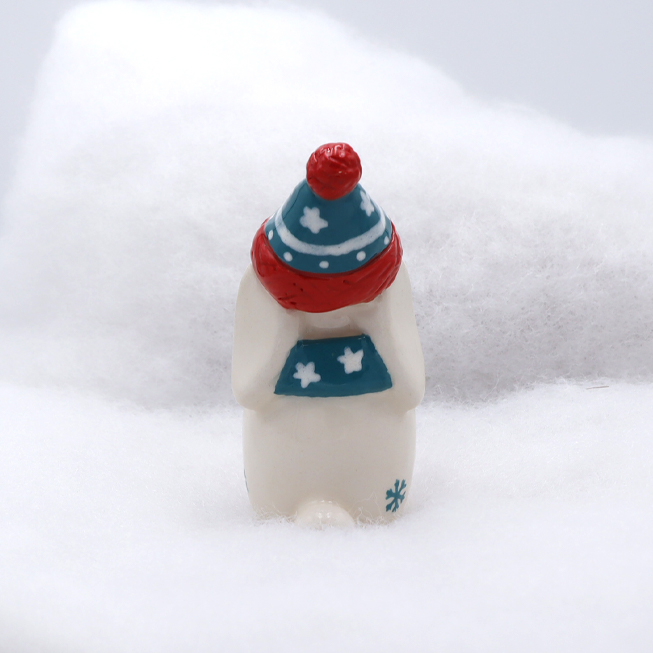 Lapin en céramique avec son écharpe et son bonnet - Victoria Céramique