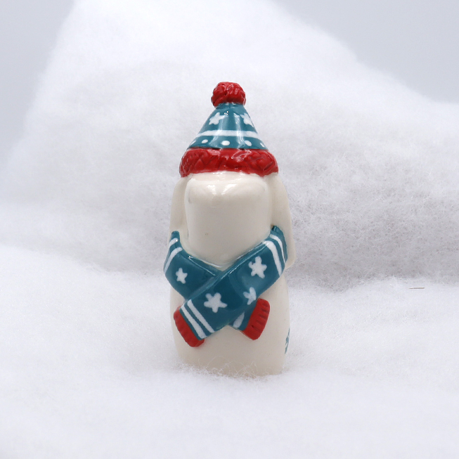 Lapin en céramique avec son écharpe et son bonnet - Victoria Céramique