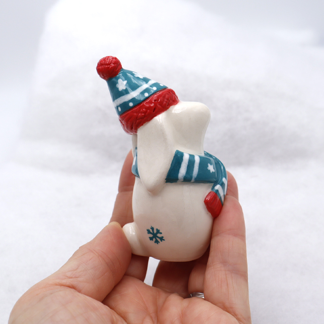 Lapin en céramique avec son écharpe et son bonnet - Victoria Céramique