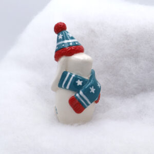 Lapin en céramique avec on écharpe et son bonnet - Victoria Céramique