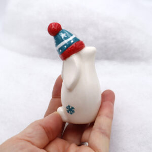 Lapin en céramique avec son écharpe et son bonnet - Victoria Céramique