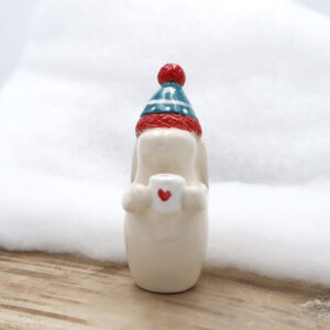 Lapin en céramique avec on écharpe et son bonnet - Victoria Céramique