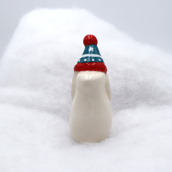 Lapin en céramique avec son écharpe et son bonnet - Victoria Céramique