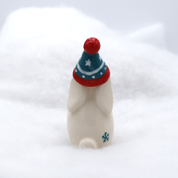 Lapin en céramique avec son écharpe et son bonnet - Victoria Céramique