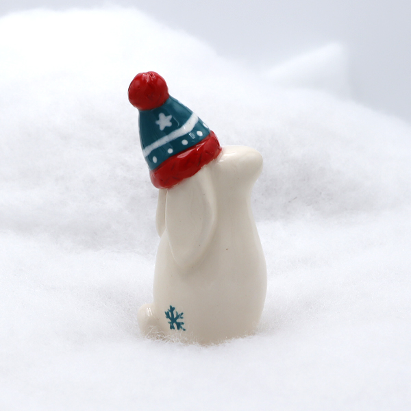 Lapin en céramique avec son écharpe et son bonnet - Victoria Céramique