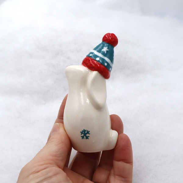 Lapin en céramique avec son écharpe et son bonnet - Victoria Céramique