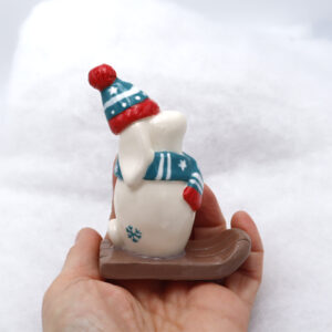 Lapin en céramique avec son écharpe et son bonnet - Victoria Céramique