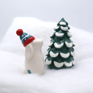 Lapin et sapin d'hiver en céramique - Victoria Céramique