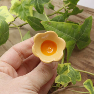 Fleur jaune abreuvoir à abeilles - Victoria Céramique