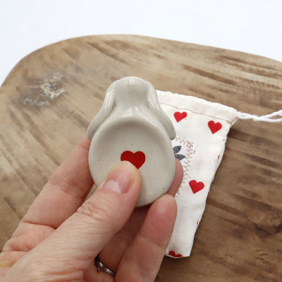 Pierre d'apaisement en forme de lapin décoré d'un coeur - Victoria Céramique