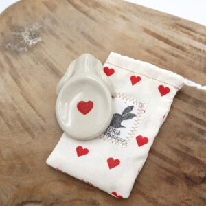 Pierre d'apaisement en forme de lapin décoré d'un coeur - Victoria Céramique