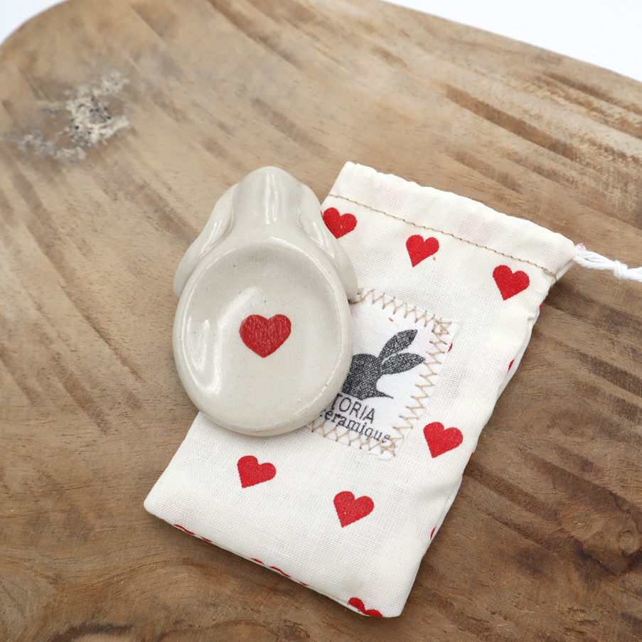Pierre d'apaisement en forme de lapin décoré d'un coeur - Victoria Céramique