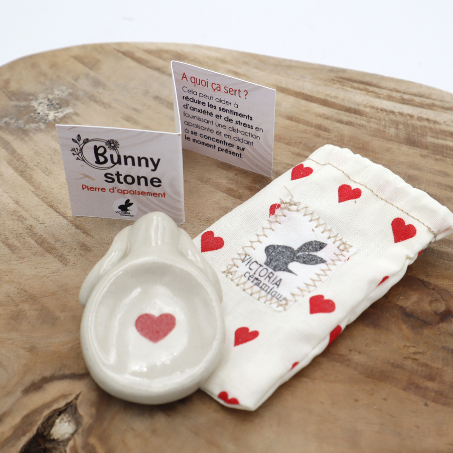 Pierre d'apaisement en forme de lapin décoré d'un coeur - Victoria Céramique