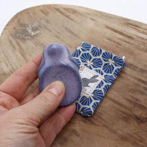 Pierre d'apaisement bleu en forme de lapin - Victoria Céramique