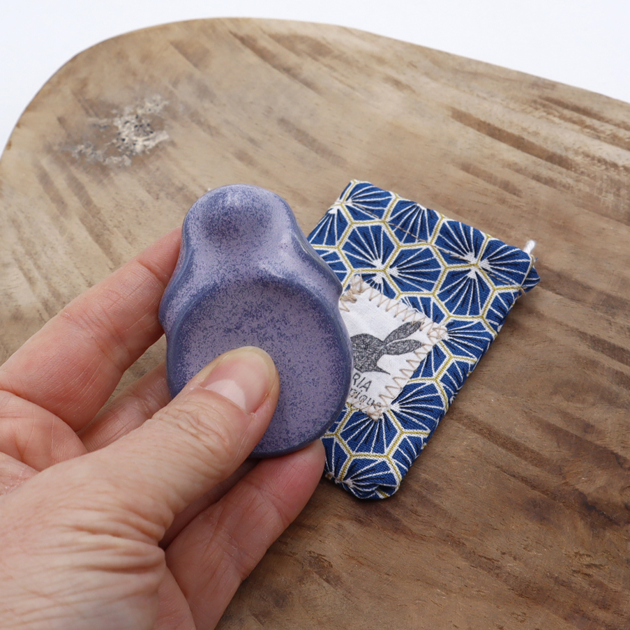 Pierre d'apaisement bleu en forme de lapin - Victoria Céramique