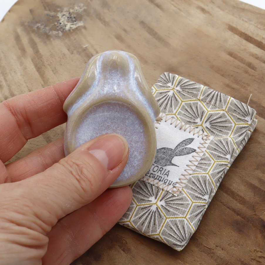 Pierre d'apaisement neige en forme de lapin - Victoria Céramique