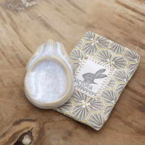 Pierre d'apaisement neige en forme de lapin - Victoria Céramique