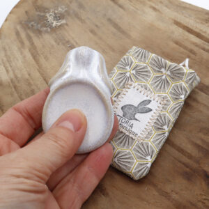 Pierre d'apaisement neige en forme de lapin - Victoria Céramique