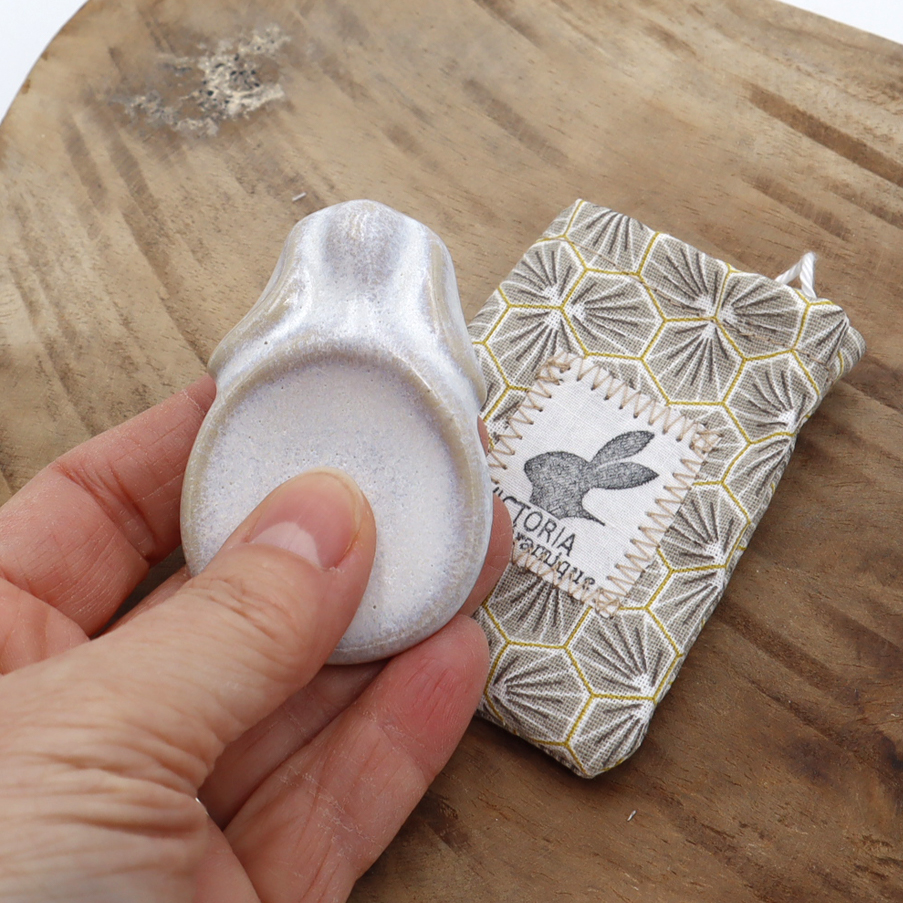 Pierre d'apaisement neige en forme de lapin - Victoria Céramique