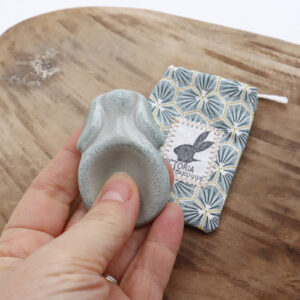 Pierre d'apaisement verte en forme de lapin - Victoria Céramique