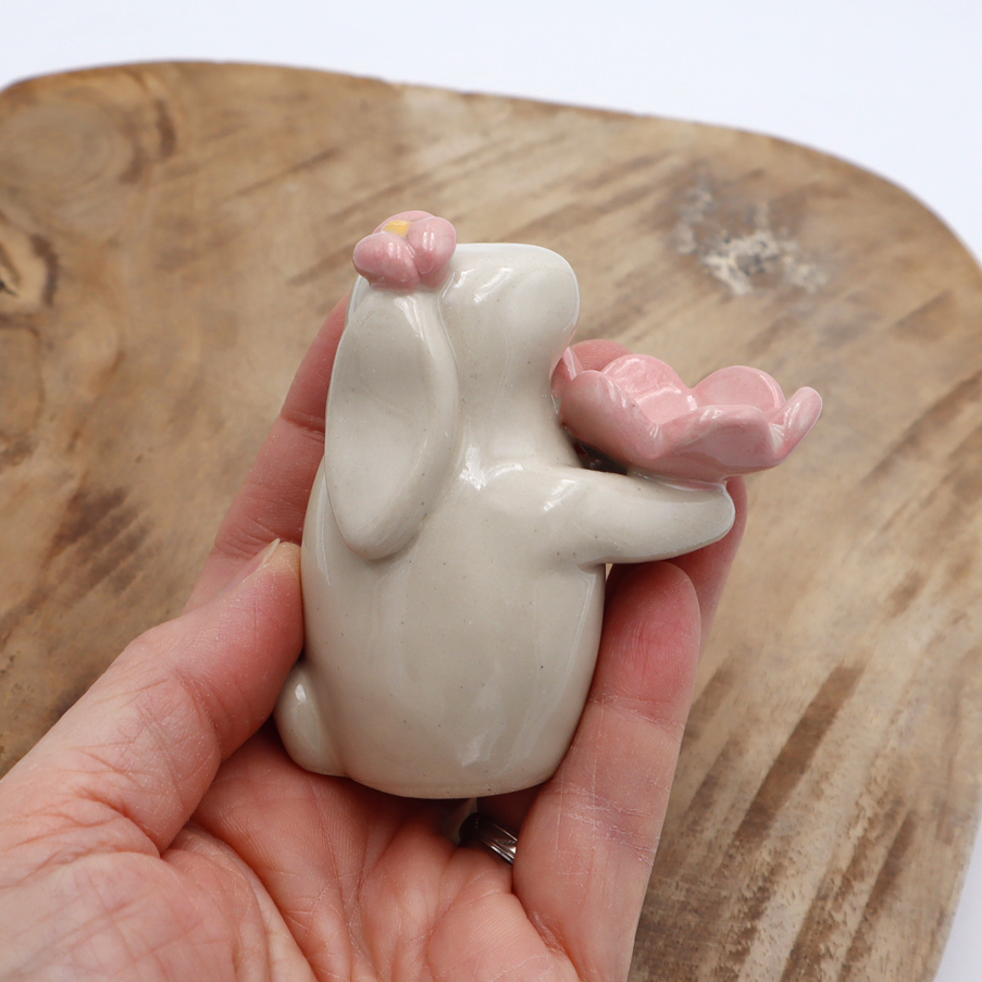 Lapin en grès portant une fleur, abreuvoir à abeilles - Victoria Céramique