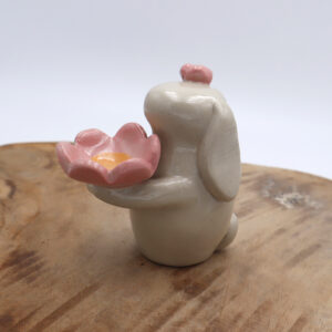 Lapin en grès portant une fleur, abreuvoir à abeilles - Victoria Céramique