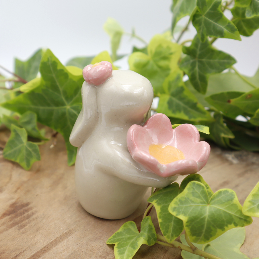 Lapin en grès portant une fleur, abreuvoir à abeilles - Victoria Céramique