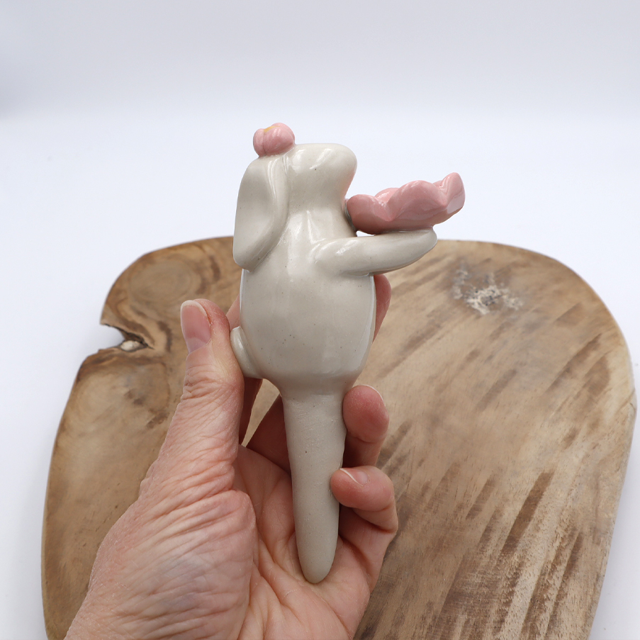 Lapin en grès à planter portant une fleur, abreuvoir à abeilles - Victoria Céramique