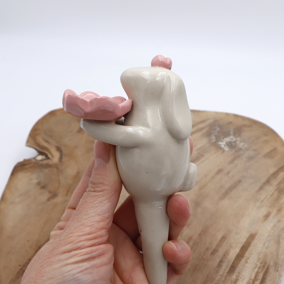 Lapin en grès à planter portant une fleur, abreuvoir à abeilles - Victoria Céramique