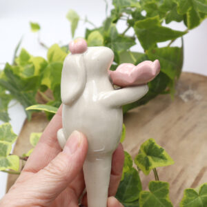 Lapin en grès à planter portant une fleur, abreuvoir à abeilles - Victoria Céramique