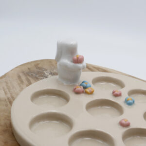 Palette à aquarelle avec un lapin et des fleurs Victoria