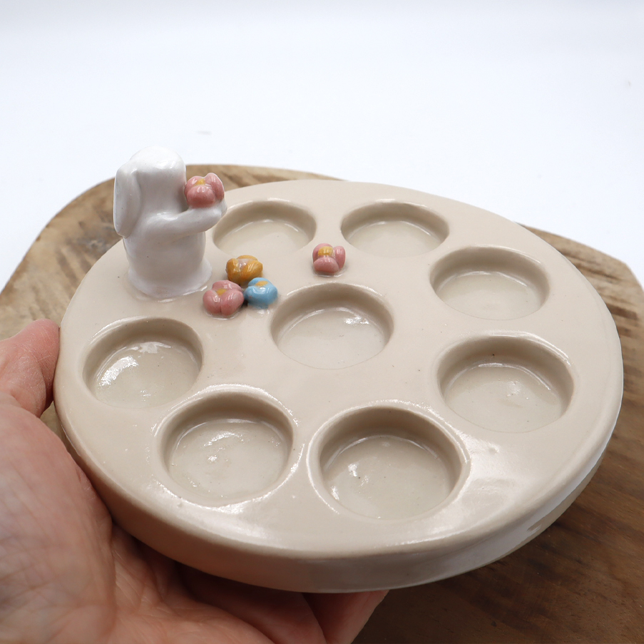 Palette à aquarelle avec un lapin et des fleurs Victoria