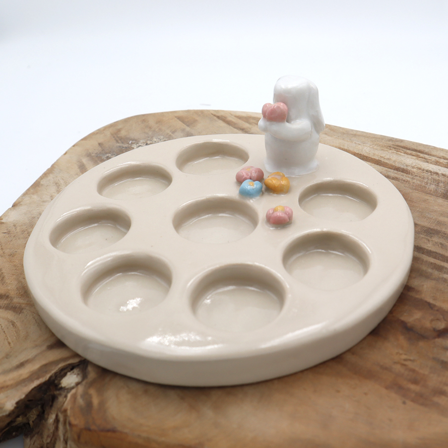 Palette à aquarelle avec un lapin et des fleurs Victoria