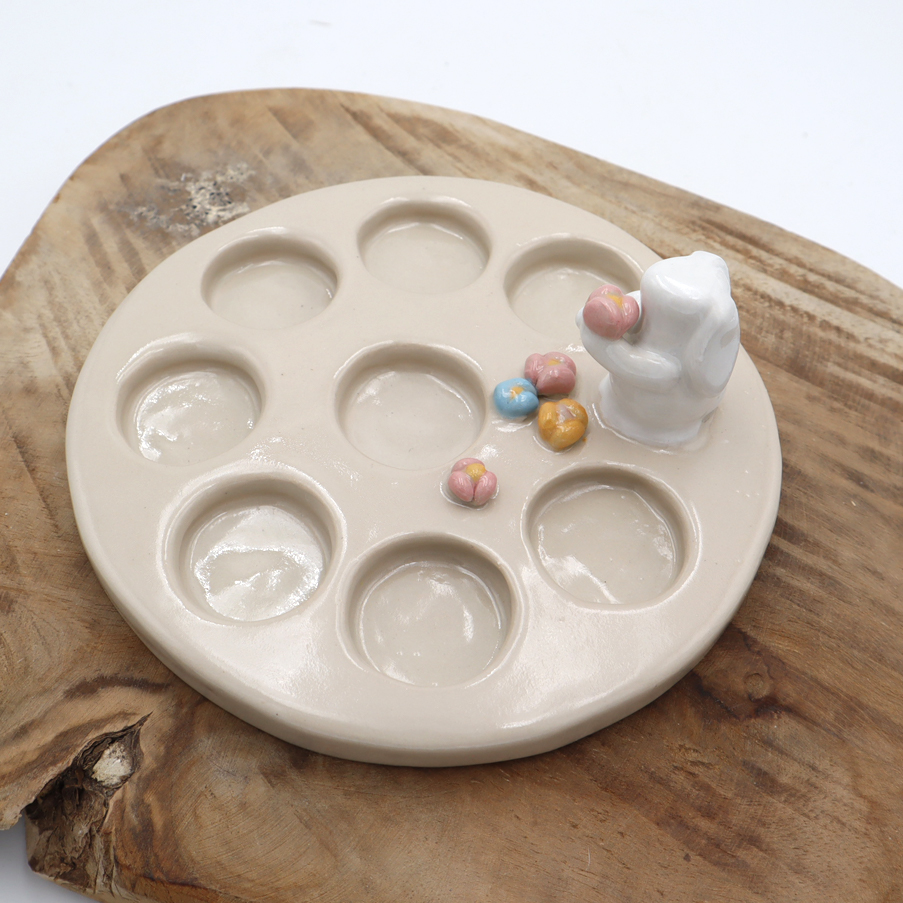 Palette à aquarelle avec un lapin et des fleurs Victoria