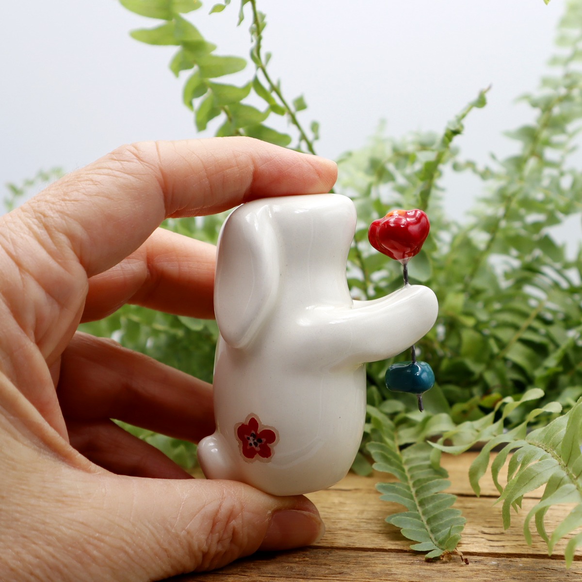 Lapin blanc et sa fleur Victoria Céramique