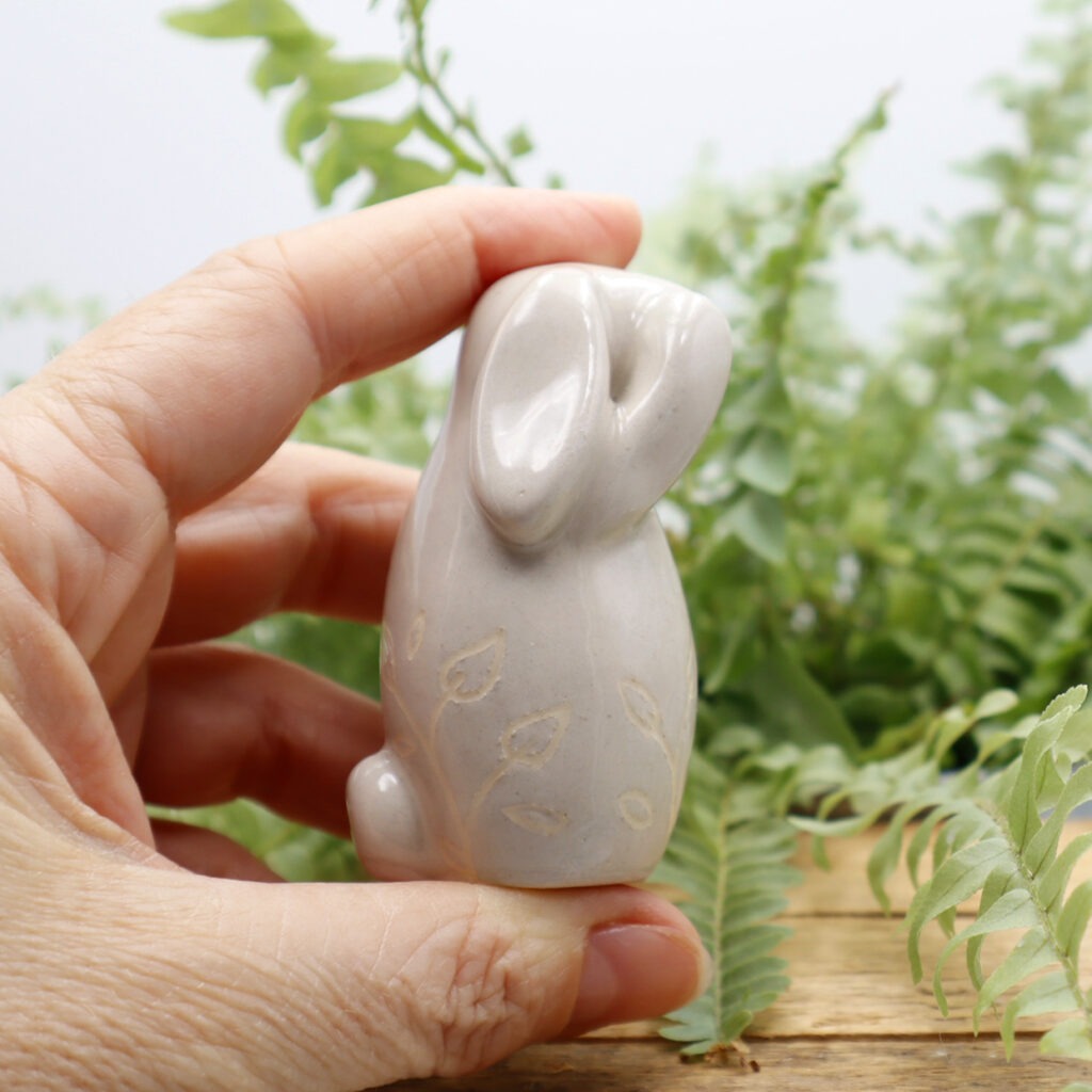 Lapin en céramique qui fait sa toilette Victoria Céramique