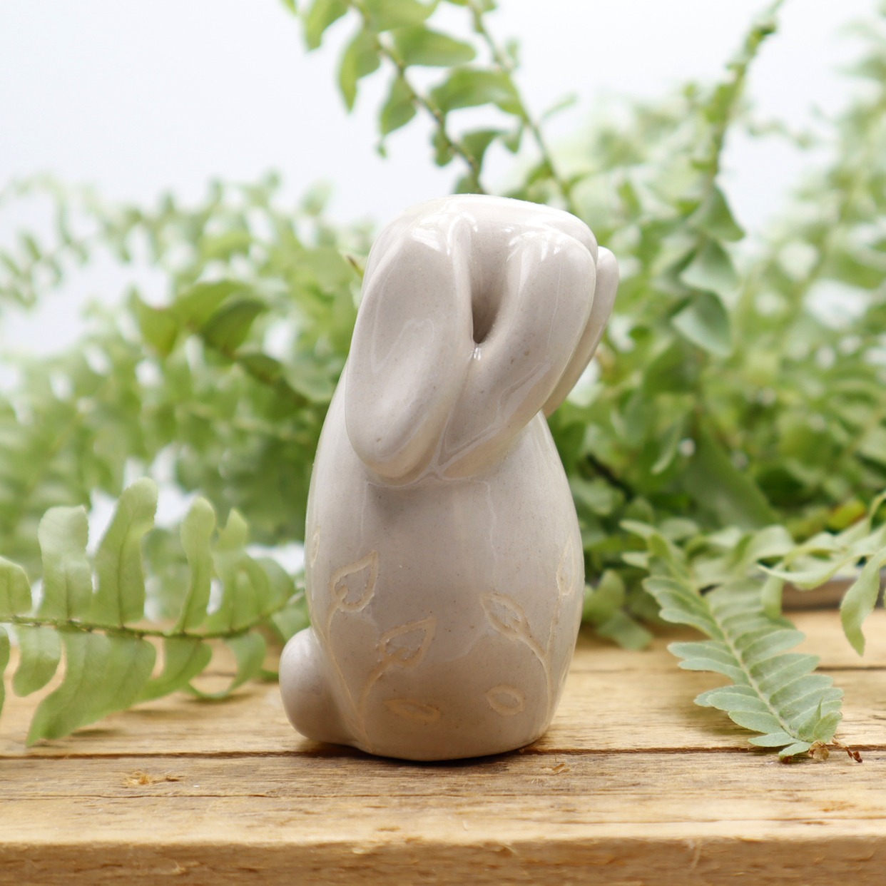 Lapin en céramique qui fait sa toilette Victoria Céramique