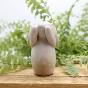 Lapin en céramique qui fait sa toilette Victoria Céramique
